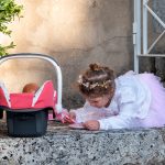 Enfant qui joue à la poupée